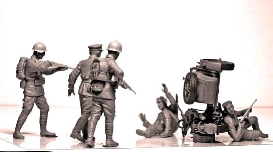 & Soviet Soldiers MBL3590 3 2 German Soldiers MASTER BOX  1:35 Accident 